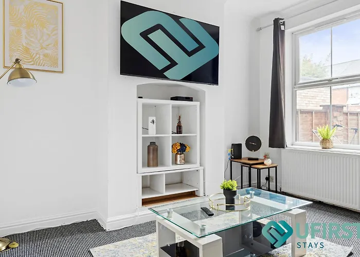 Modern 4Br Home - City Centre, Forest Rec, Arboretum & Hyson Green Market - Free Parking - Sleeps 8